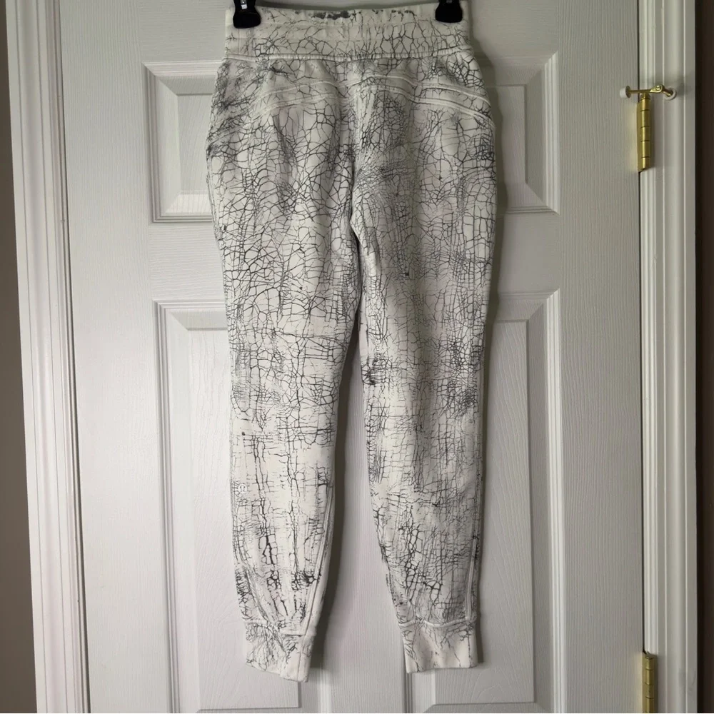Lululemon Warm Down Jogger 7/8 Length Thread Dy White Black size 2 - Picture 2 of 10
